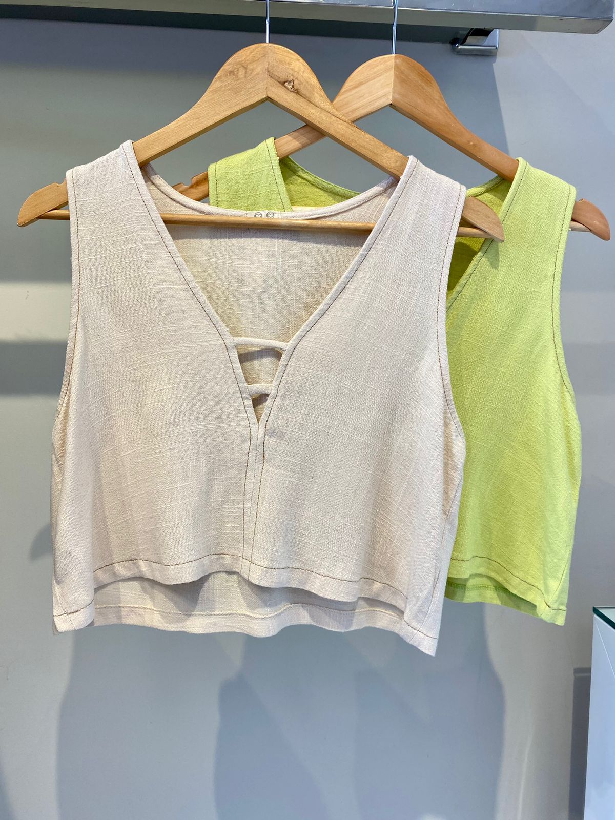 BLUSA CROPPED C/ DET V