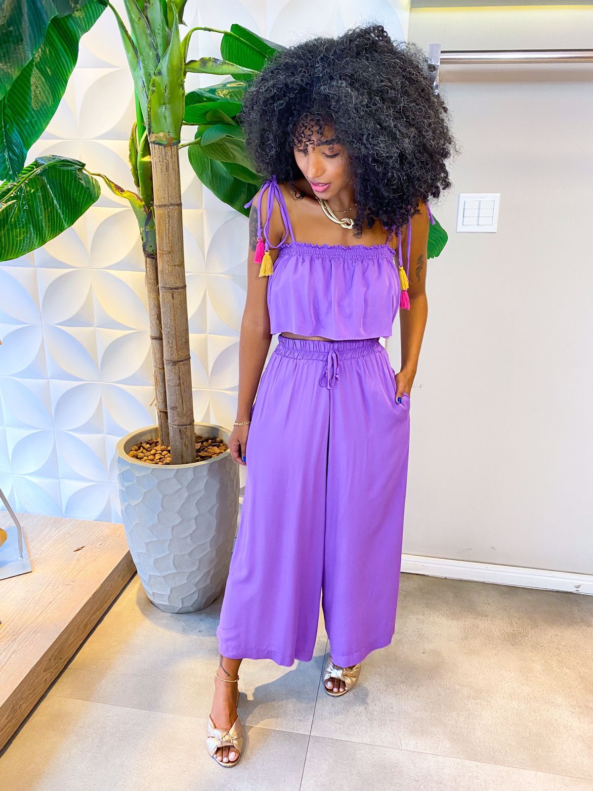 CONJUNTO CALCA E CROPPED DET FRUFRU